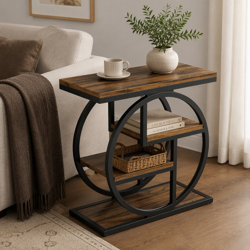 Table d'appoint industrielle à 4 niveaux avec tablettes de rangement pour l'organisation de la chambre à coucher et les solutions d'économie d'espace.
