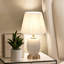 Lampe de table en céramique blanche à glaçure craquelée de 55 cm (21,7 po) avec abat-jour plissé en tissu et fini laiton.