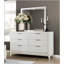 Commode à finition blanche antique avec tiroirs de rangement, meubles de chambre à coucher modernes pour des solutions de rangement élégantes et pratiques