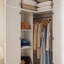 Armoire d'angle 90,6 "avec armoire supérieure, 7 tablettes intérieures et tringle pour rangement dans la chambre à coucher