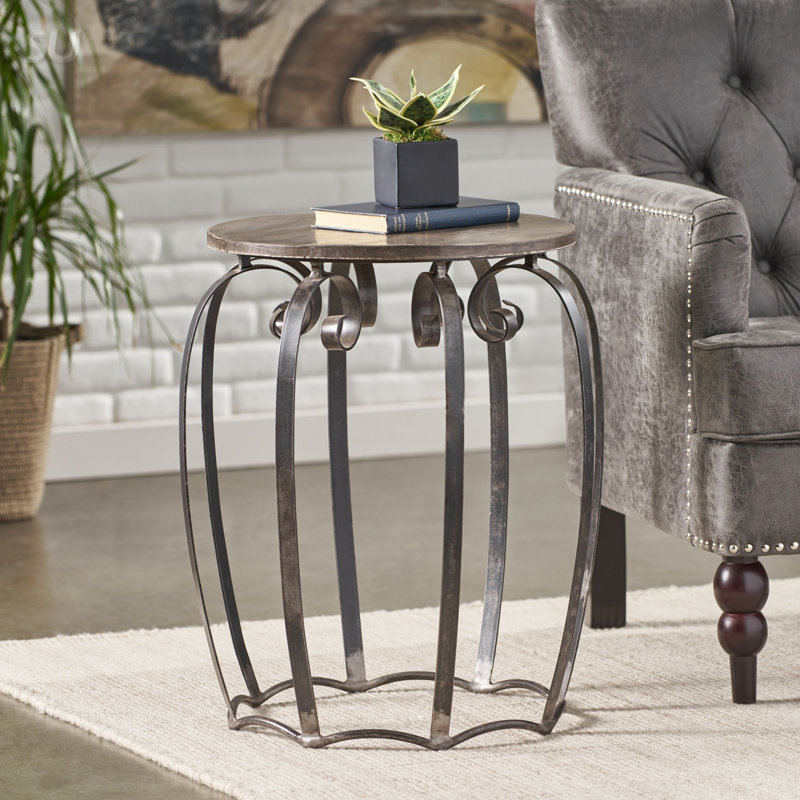 Charmante table d'appoint en bois de manguier et en fer, parfaite pour un décor industriel moderne avec un design artisanal unique.