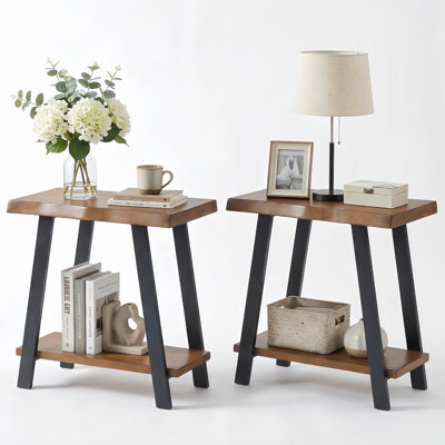 Table d'appoint rustique en bois massif avec plateau à rebords naturels et pieds en métal noir, table de bout rustique industrielle de 23,62 po avec rangement à 2 niveaux, table d'appoint de style campagnard pour le salon