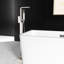 Robinet de baignoire autoportant avec douche à main en nickel brossé, fabriqué en métal robuste pour un temps confortable, assurant un jet complet de bain délicieux