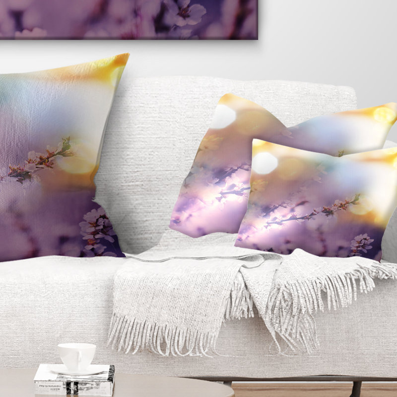 Coussin lombaire de fleurs de cerise dans un jardin printemps