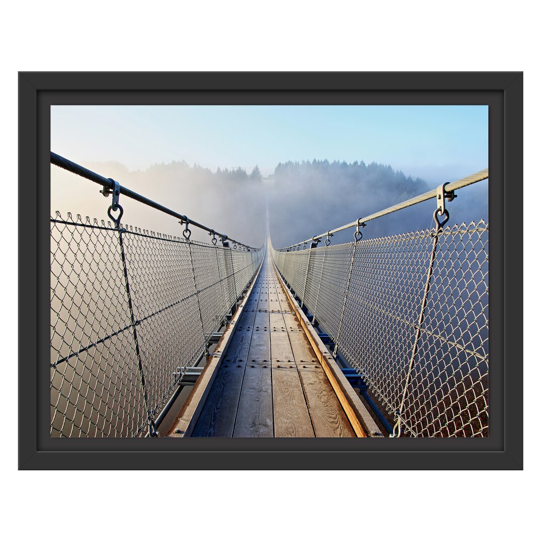 Hängende Seilbrücke im Nebel Gerahmter Kunstdruck