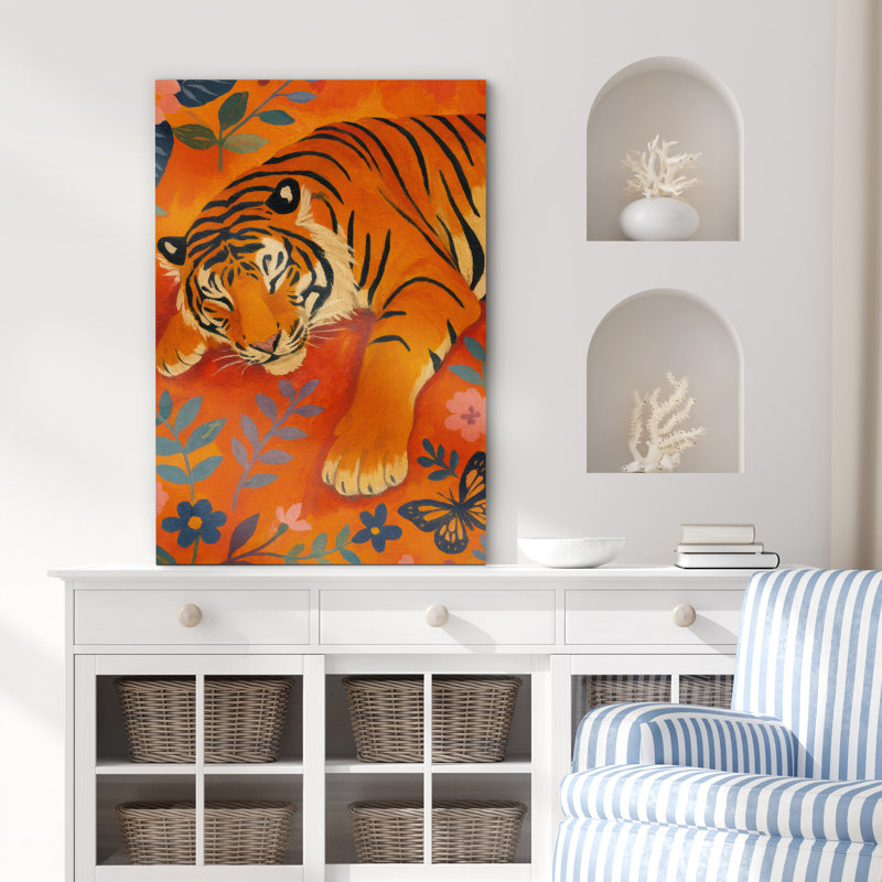 «Vibrant Tiger», reposant parmi des éléments floraux sur fond orange chaleureux - reproduction d'art sur toile encadrée
