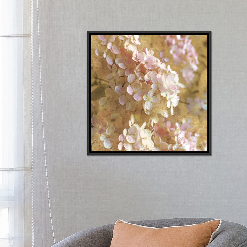 «Gilded Hydrangea I», impression sur toile tendue, H 26 po x l 26 po x P 1,5 po, Toile encadrée noire, Pas de tapis