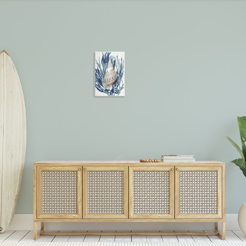 «Shell Coral Blue Beach» par Caroline Kelly - reproduction d'art, H 19 po x l 13 po