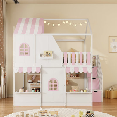Lit superposé double au-dessus d'un lit double avec escalier et tablettes de rangement, structure de lit superposé en bois pour enfants avec une maisonnette, toit et porte, marches de rangement et tablettes ouvertes, blanc et rose