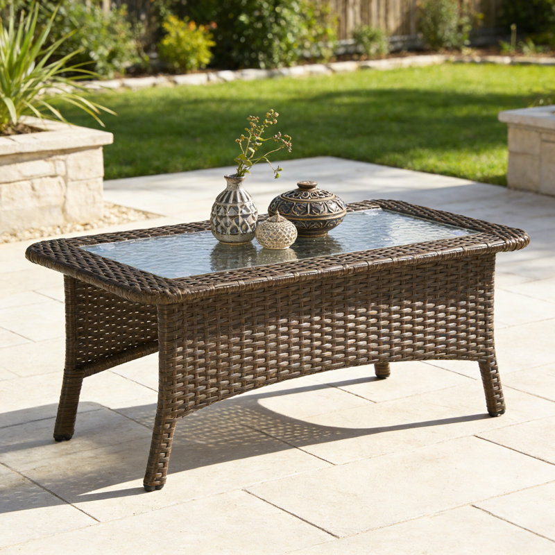 Table basse d'extérieur rectangulaire en osier avec plateau en verre