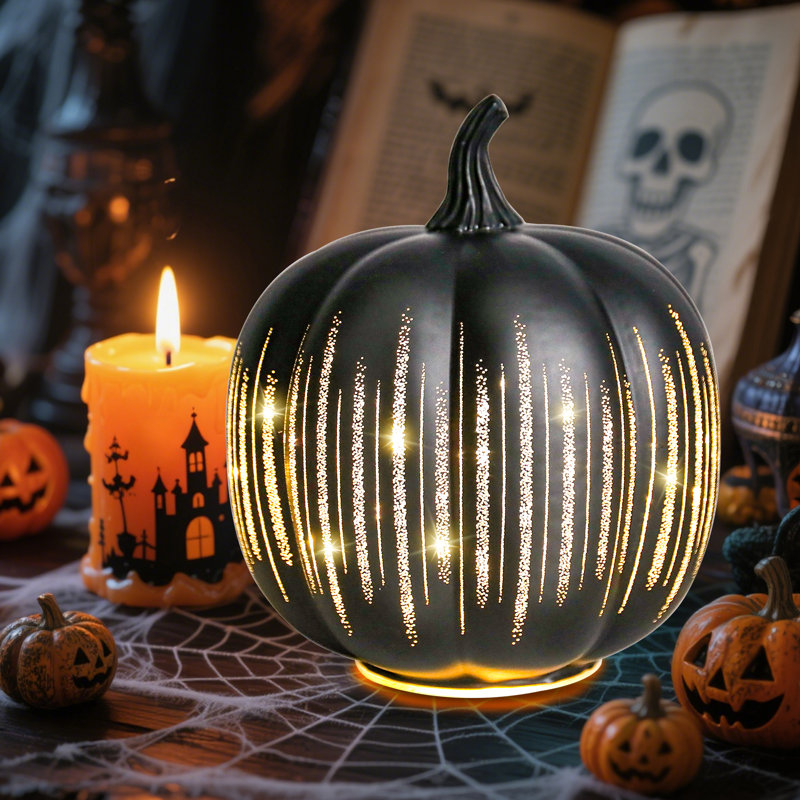 Ornement en forme de citrouille d'Halloween en verre noir avec rayures dorées brillantes et lumières DEL intégrées pour Spooky - décor chic