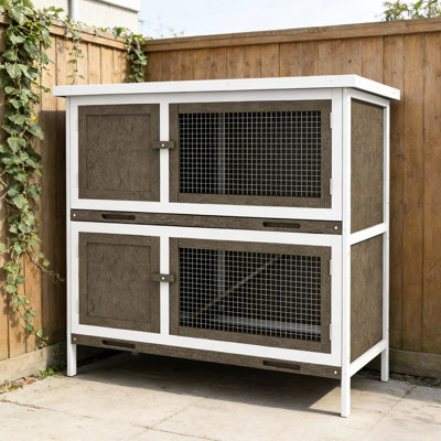 Spacieuses cages et petits animaux en bois, style intérieur extérieur rustique