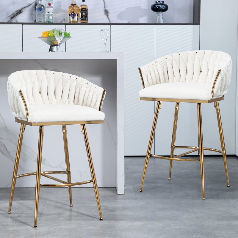 Tabouret de bar beige à dossier ondulé de 26 po, base chromée dorée, matériau de la peau, coussin à rebond élevé, pieds réglables, tabouret de velours, de dossier et de repose-pieds confortable pour la chambre à coucher et le bureau