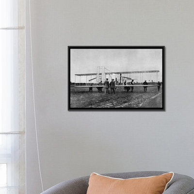 «Wilbur Wright des années 1900 démontre une machine volante à un bureau de la guerre française en août 1908 au Mans, France», reproduction de photo sur toile tendue