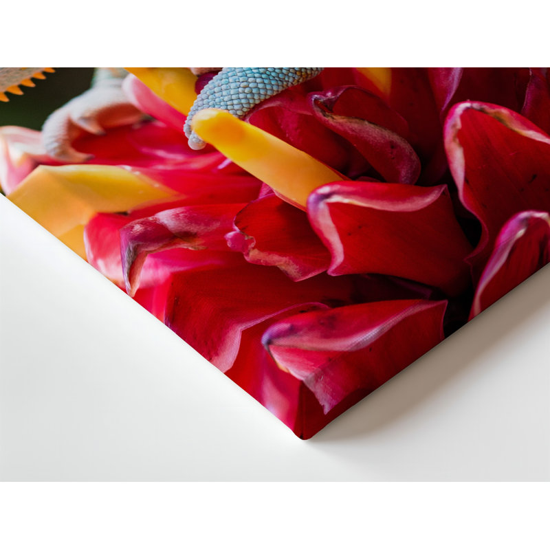 Toile, un caméléon vibrant accroche à un bouquet de fleurs tropicales sa peau texturée présentant un mélange saisissant de turquoise