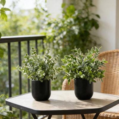 2 petites plantes artificielles en pot, plante d'eucalyptus simulée de 11 pouces avec pot de fleur en plastique noir pour la décoration de bureau de jardin