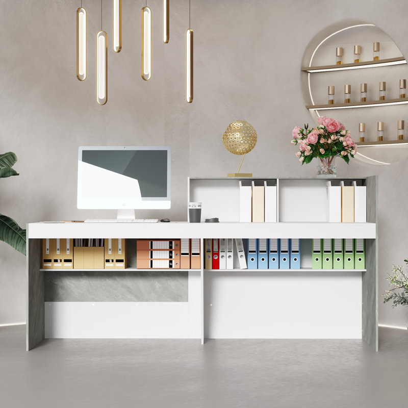 Bureau de réception moderne avec finition en marbre et beaucoup de rangement