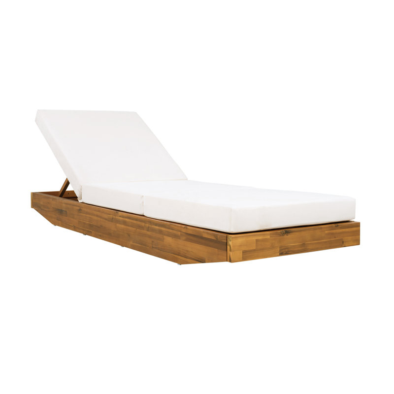 Élégante chaise longue de patio en bois d'acacia, coussin crème, utilisation extérieure moderne