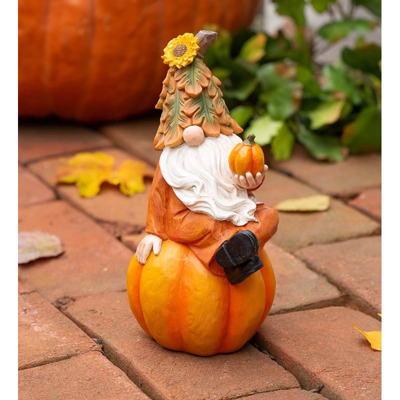 Gnome heureux sur citrouille