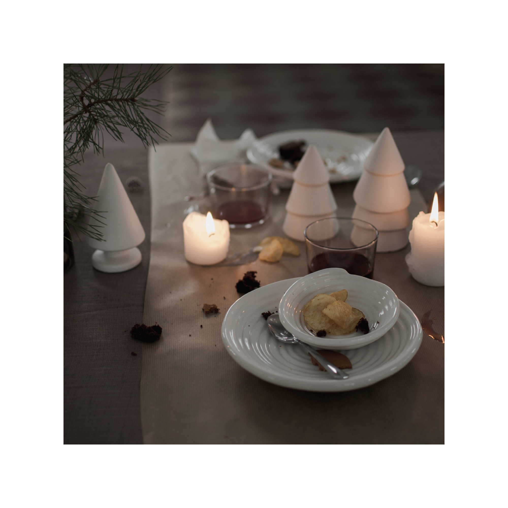 Christmas Tree Mole Ceramic, White, 4.72'' H x 2.76'' W x 2.76'' D