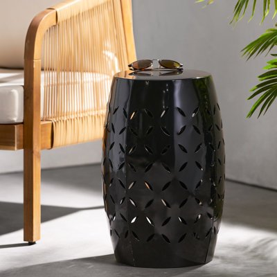 Table d'appoint cylindrique de style industriel de 30,5 cm (12 po), idéale pour le salon, la salle familiale ou l'entrée. Table basse noire pour l'intérieur et l'extérieur. Conception sculpturale avec des motifs floraux découpés avec précision. Résistante aux intempéries. Dimensions : 30,8 cm (12,13 po) de largeur x 30,8 cm (12,13 po) de profondeur.