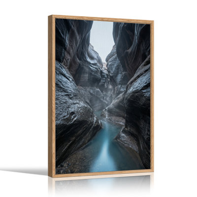Tableau sur toile représentant un canyon étroit avec un ruisseau turquoise.