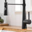 Robinet de cuisine noir de style commercial avec tirette, construction, surface facile à nettoyer, débit d'eau réglable, guide d'installation simple à faire soi-même