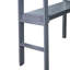 Lit mezzanine simple en bois d'hévéa avec bureau et garde-corps gris, offrant un environnement de chambre à coucher confortable et pratique