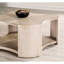 1 table basse de style moderne avec roulettes attachées avec rangement ouvert et structure en bois d'hévéa