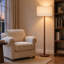Lampadaire moderne de 155 cm en bois massif naturel avec abat-jour cylindrique en lin beige, certifié cULus, idéal pour le salon, la chambre, le bureau ou la salle d'étude.-133585400-135377061