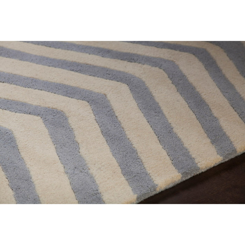 Tapis en laine à motif de chevrons à motif zigzag abstrait gris clair et blanc fait à la main Acworth, 7 pi x 10 po