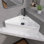 22,5 po x 16,5 po x 5 po Lavabo de salle de bain d'angle mural en céramique dans un récipient blanc suspendu avec trop-plein
