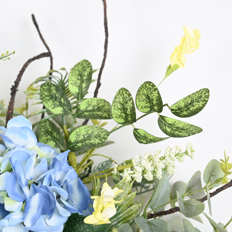 Arrangement floral d'hortensia artificiel printemps-été avec panier pour porte d'entrée murale, Bleu