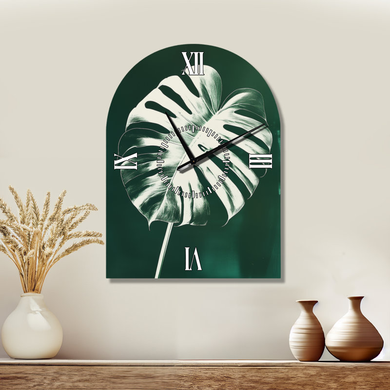 Horloge murale tropicale arquée Monstera in Emerald Shadow I, imprimée sur métal, H 31 po x l 23 po - Arche