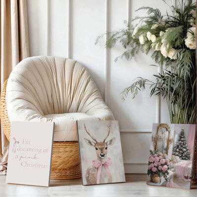Ensemble de 3 affiches murales encadrées, toiles roses de Noël - Typographie onirique « Je rêve d'un Noël rose », cerf avec nœud papillon et chambre élégante avec sapin et roses - Décoration festive pour le salon ou la chambre