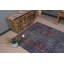 Tapis turc tissé à la main avec un motif complexe dans des tons de bleu et de rouge, idéal pour la décoration bohémienne