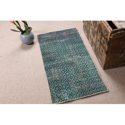 Rehaussez votre vestibule avec ce petit tapis en laine de style turc traditionnel dans une délicate teinte verte