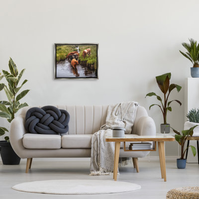 «Rurale bovin appréciant le ruisseau de l'eau entre les prairies» par James Dobson - Photographie sur toile tendue