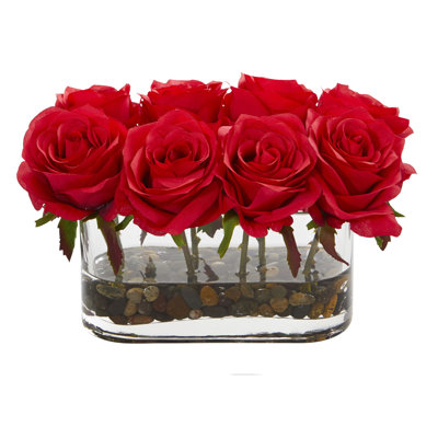 Roses artificielles en fleurs dans un vase