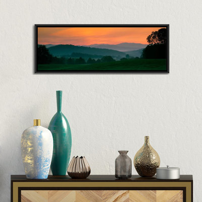 Foggy Hillside Sunrise, Caledonia County, Vermont, USA par Panoramic Images - reproduction de photo panoramique