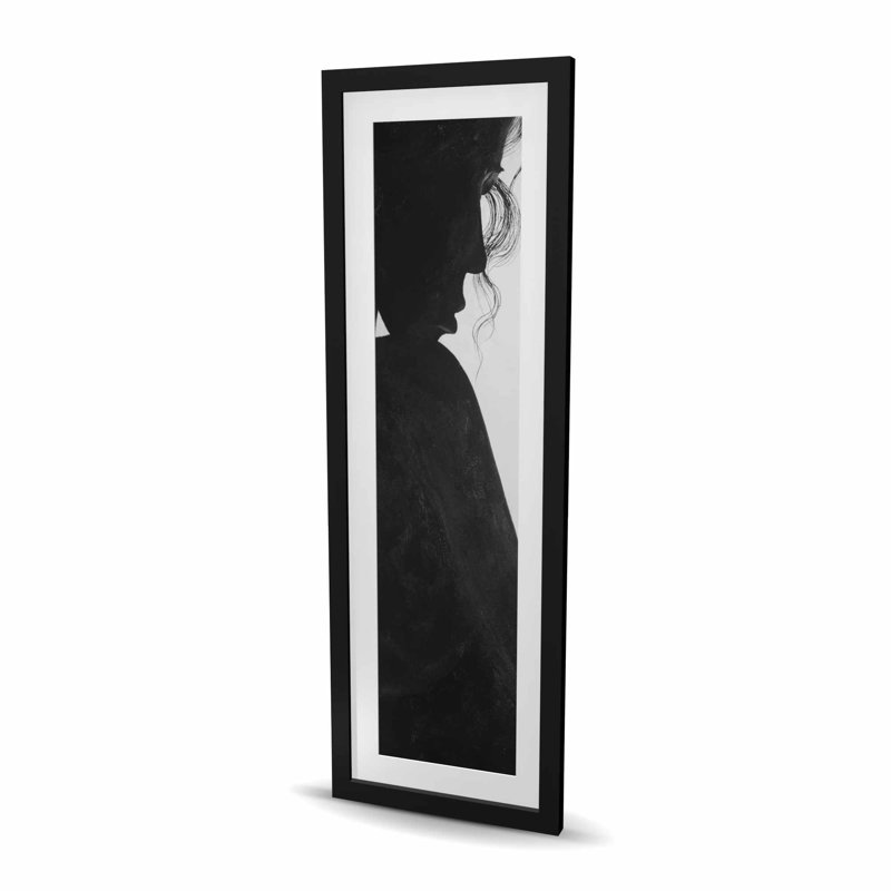 Femme chic avec bijoux - reproduction encadrée monochrome pour la décoration