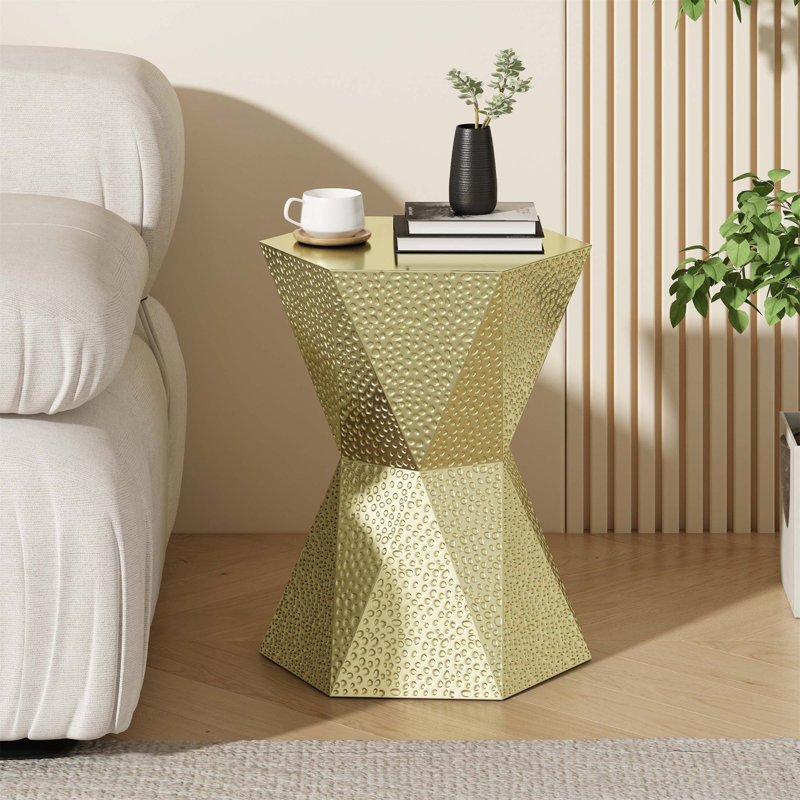Élégante table d'appoint hexagonale avec structure en fer durable et texture élégante pour une utilisation intérieure et extérieure