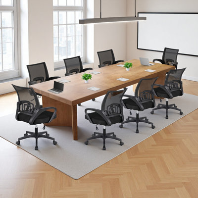 Ensemble de table de conférence rectangulaire en bois massif pour 8 personnes, jumelé à des chaises de bureau noires