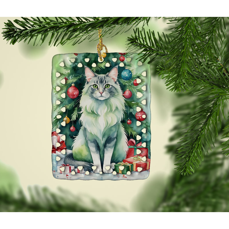 Ornement oriental en porcelaine à poil long près de l'arbre de Noël, Chat oriental à poils longs