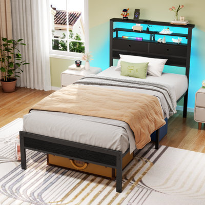 Structure de lit en chêne noir et métal avec lumières DEL, station de charge, tablettes de rangement et 2 tiroirs en tissu, support de lattes en métal silencieux, aucun sommier nécessaire