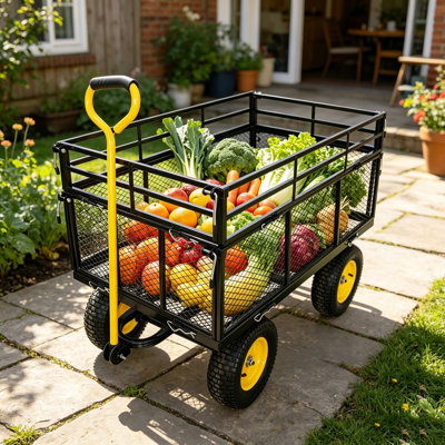 Les chariots de chariot de jardin facilitent le transport du bois de chauffage jaune et noir