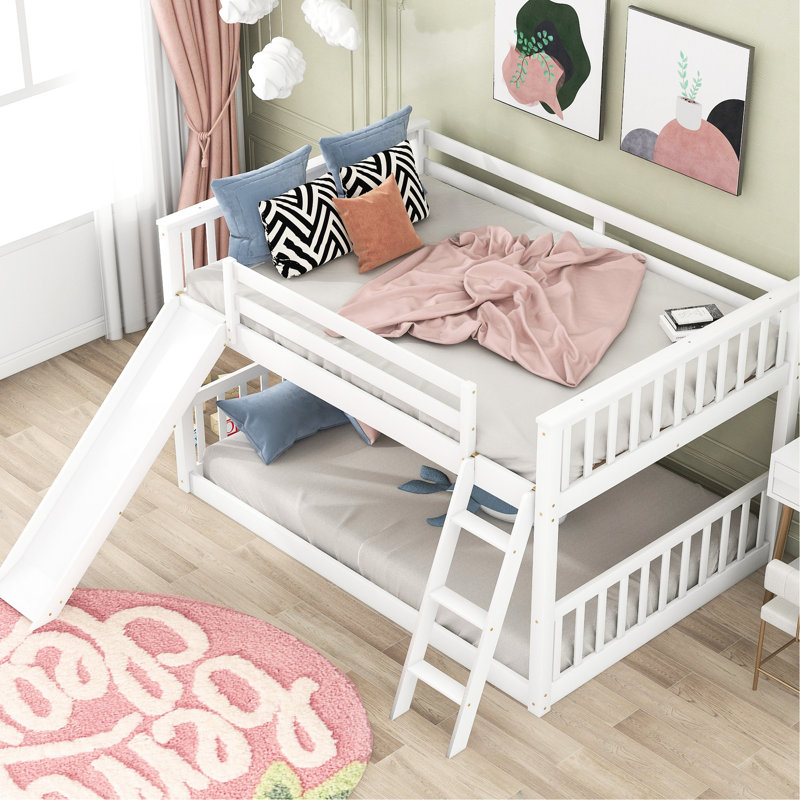 Lit double superposé au-dessus avec espace et glissade en blanc compact