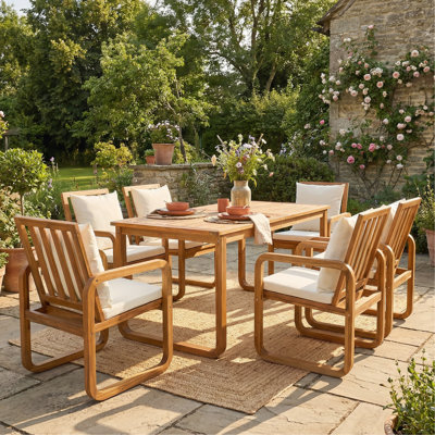 Repas d'extérieur avec coussins beiges, bois massif, table de 66,93 pouces pour les rassemblements de jardin, conception unique avec accoudoirs amovibles pour patio, réception en bois dans la cour