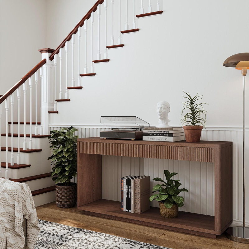 Console moderne à 2 tiroirs cannelés de 152 cm (60 po), en placage de bois naturel, idéale comme table d'appoint derrière un canapé, pour le salon, le corridor, l'entrée ou le bureau. Finition noyer.