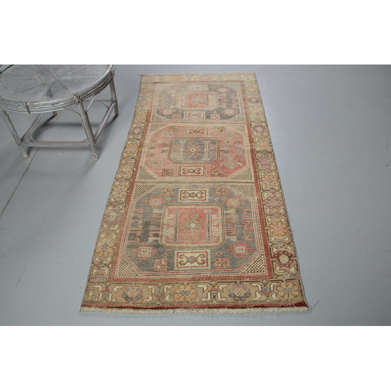 Tapis turc rétro tissé à la main avec des motifs géométriques dans des tons chauds et neutres